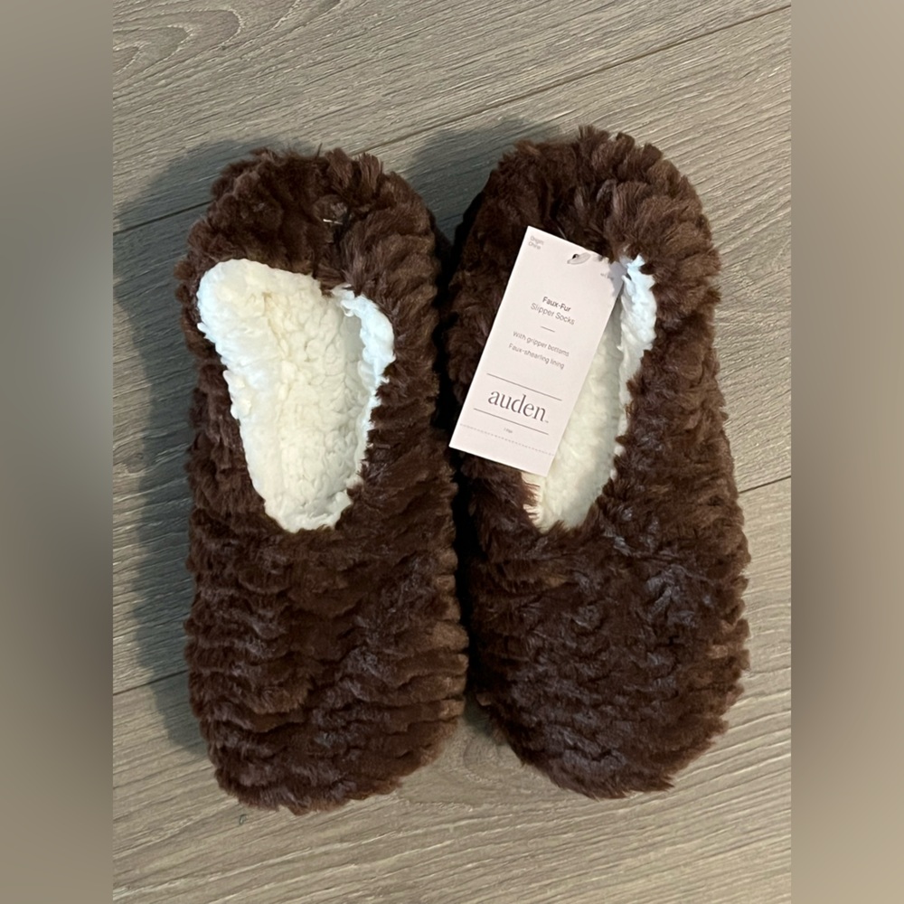 NWT Auden 2 Pair of Brown Shearling Lined Gripper Slippers Size 8-10 M/L - Picture 2 of 8